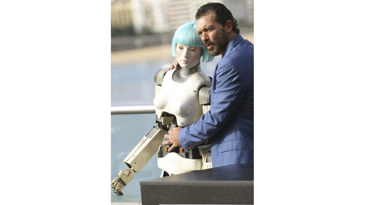 Antonio Banderas con la robot Cleo.