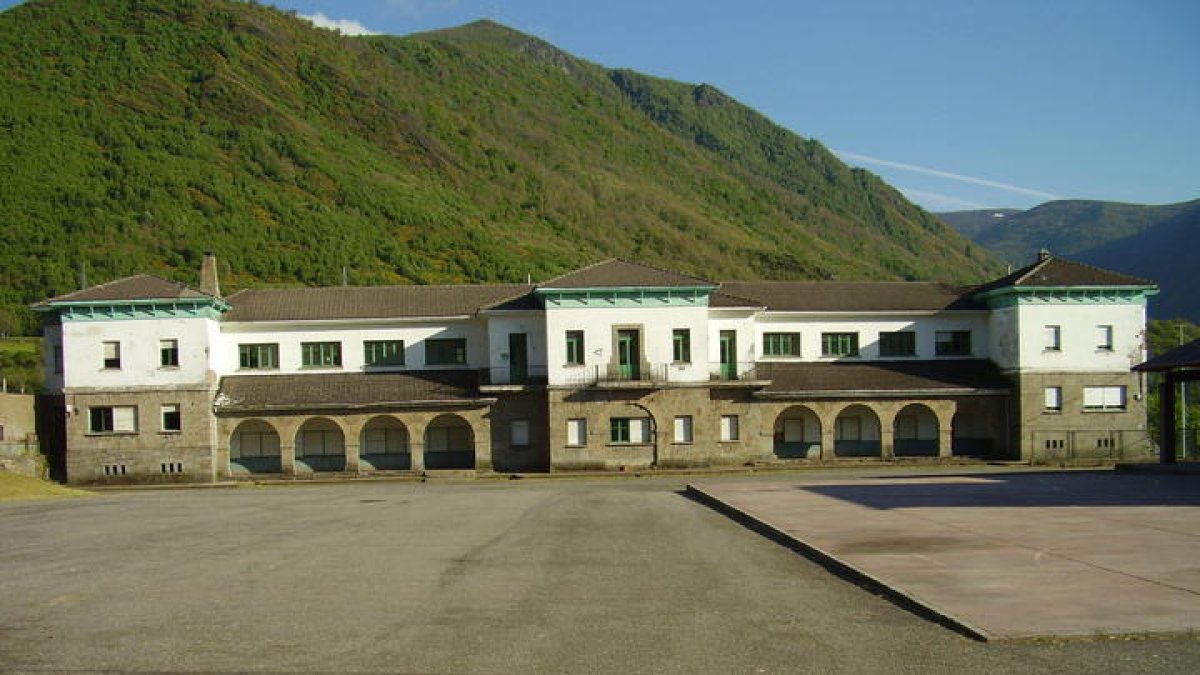 Imagen de las antiguas escuelas de Villablino antes de ser demolidas por Turespaña, que calificó su estado como de «deterioro». DL