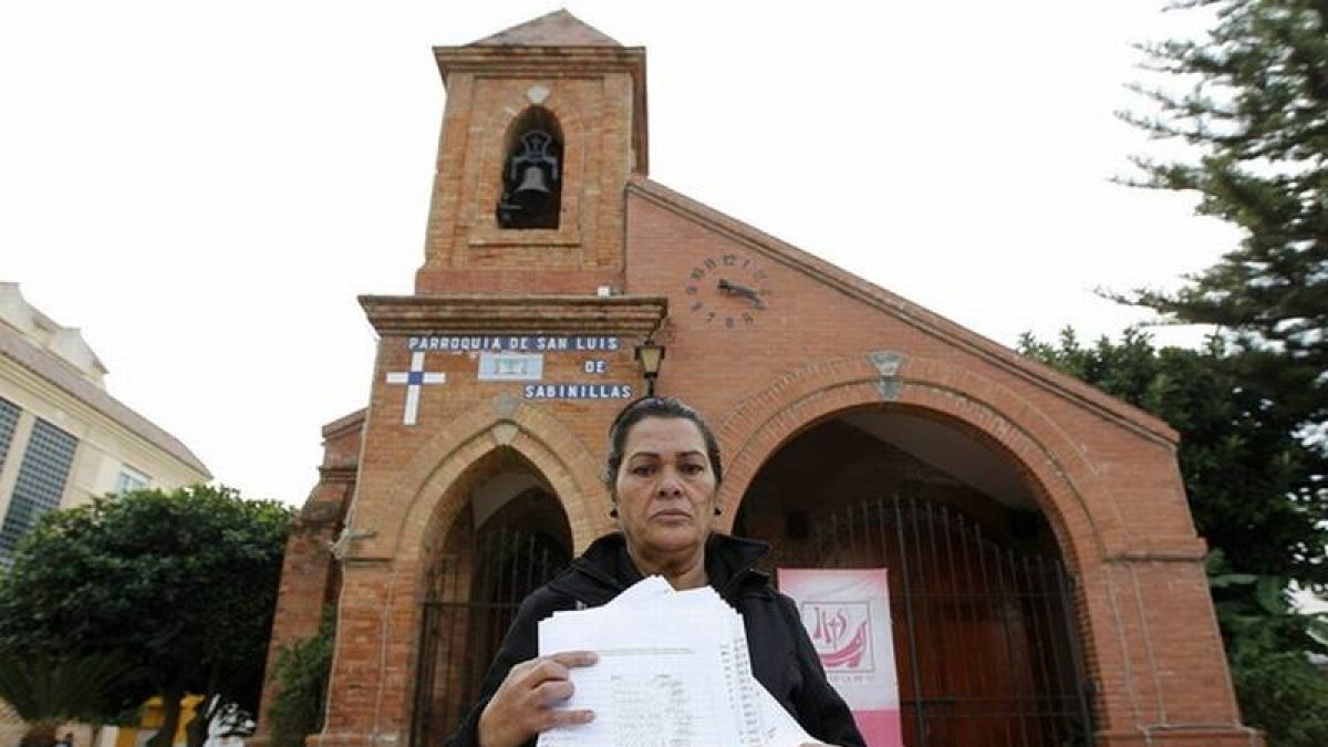 La vecina Trinidad Campos, que ha iniciado la campaña para expulsar al párroco Nicolás Timpu, este lunes.