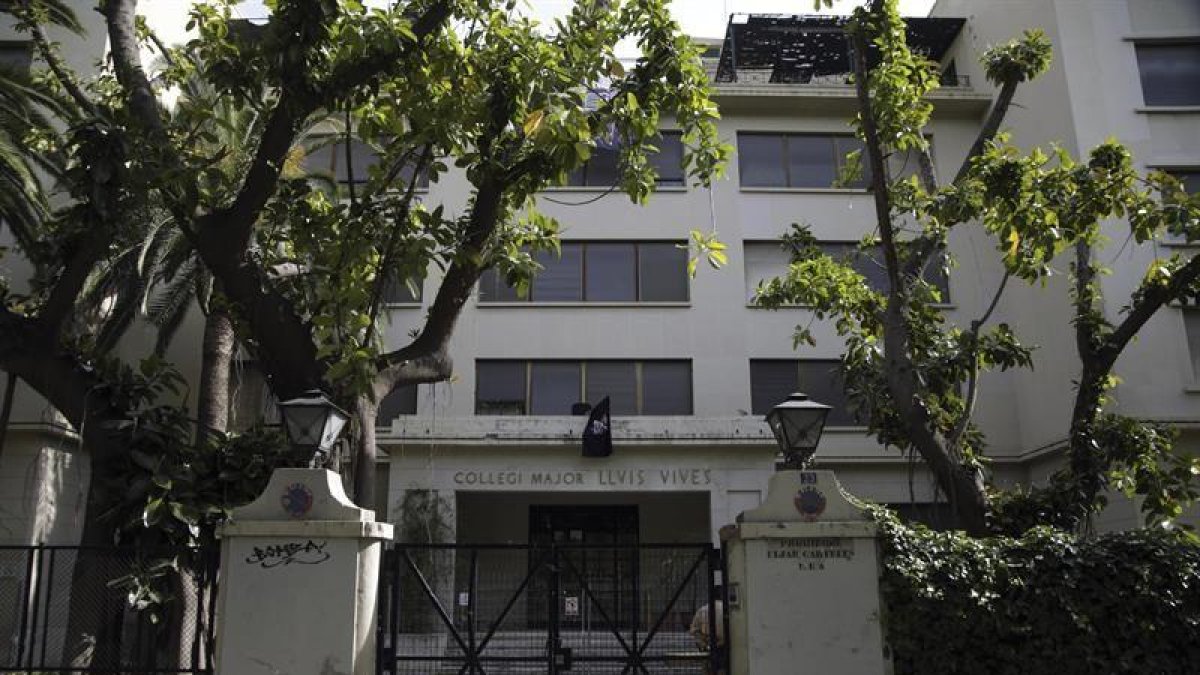 Alrededor de cuarenta okupas han "asaltado" a primera hora de hoy el colegio mayor Luis Vives de Valencia, cerrado desde 2012.