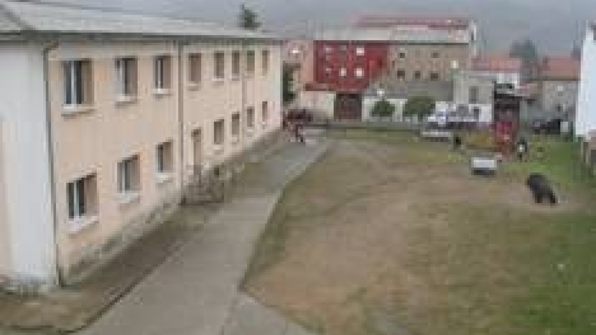 Patio de uno de los colegios de Cistierna, situado en la calle Sorriba