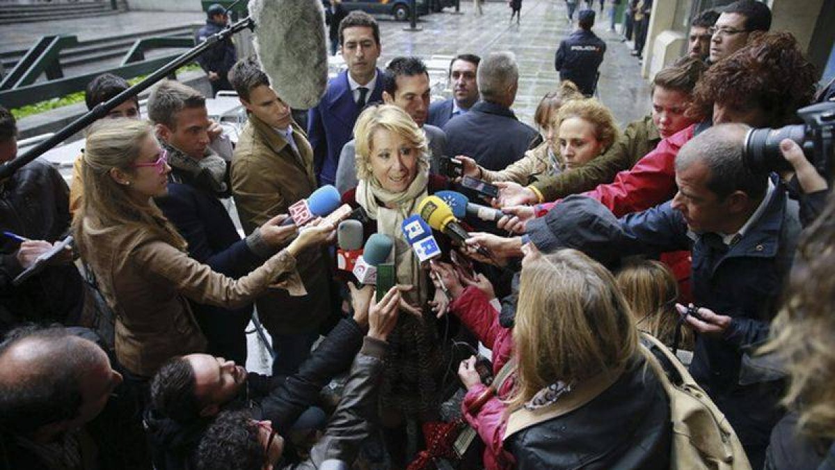 Esperanza Aguirre habla con los medios de comunicación.