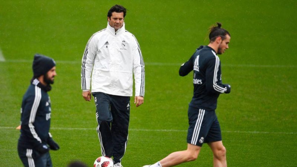 Isco (i) junto a Solari (c) en un entrenamiento del Madrid.