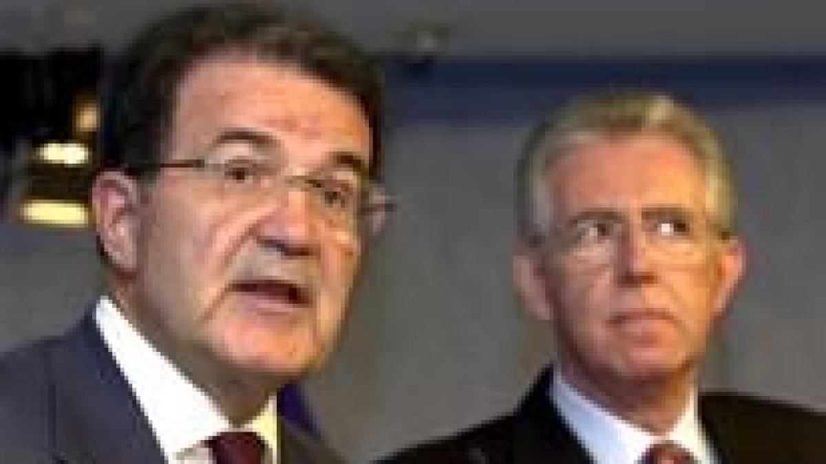 Romano Prodi (izquierda), con el comisario europeo de Competencia, Mario Monti, ayer, en Bruselas