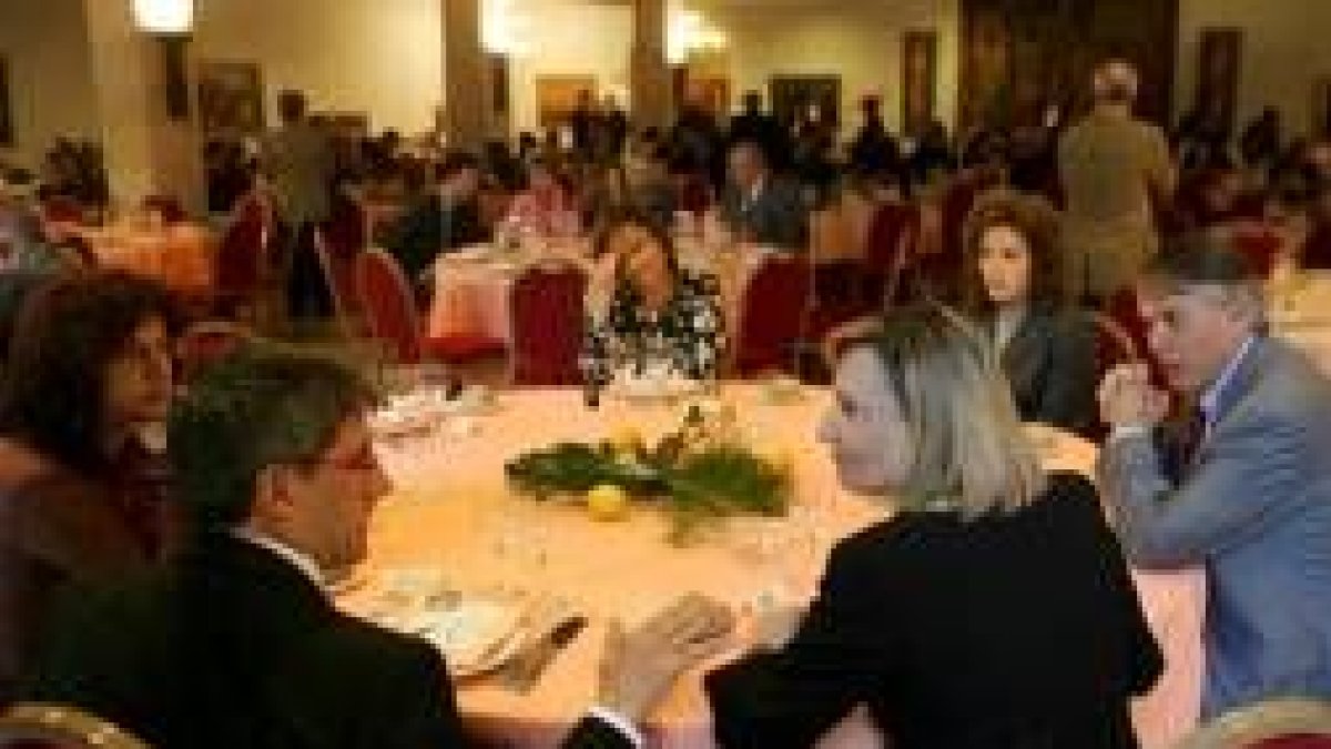 El alcalde de la ciudad conversa con Amparo Valcarce durante la comida