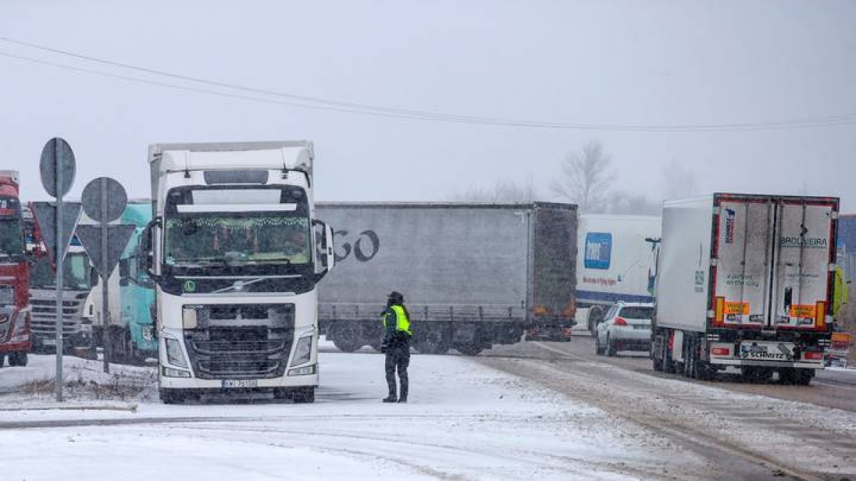 Más de un centenar de camiones se encuentran retenidos en el Centro de Transportes de Segovia. PABLO MARTÍN