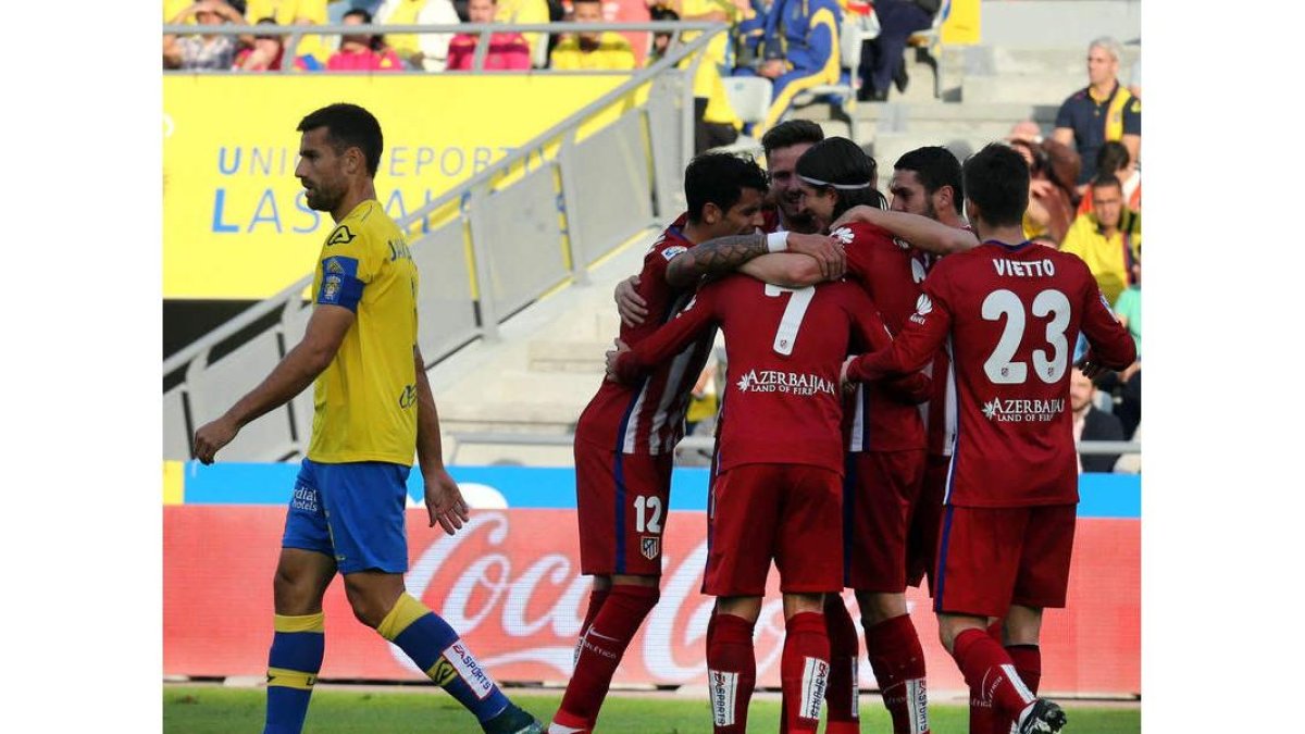 Los jugadores del Atlético de Madrid celebran su primer gol ante la UD Las Palmas.