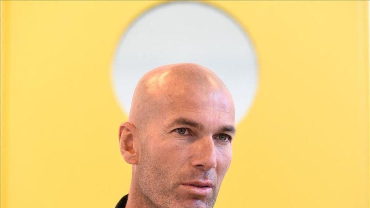 Zinedine Zidane, durante la conferencia que ha ofrecido este lunes en Lausanne.