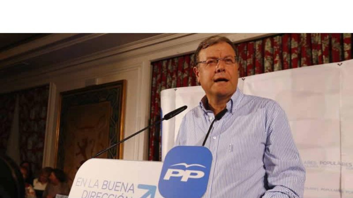 Antonio Silván durante el acto de presentación de los candidatos del PP a las elecciones municipales.