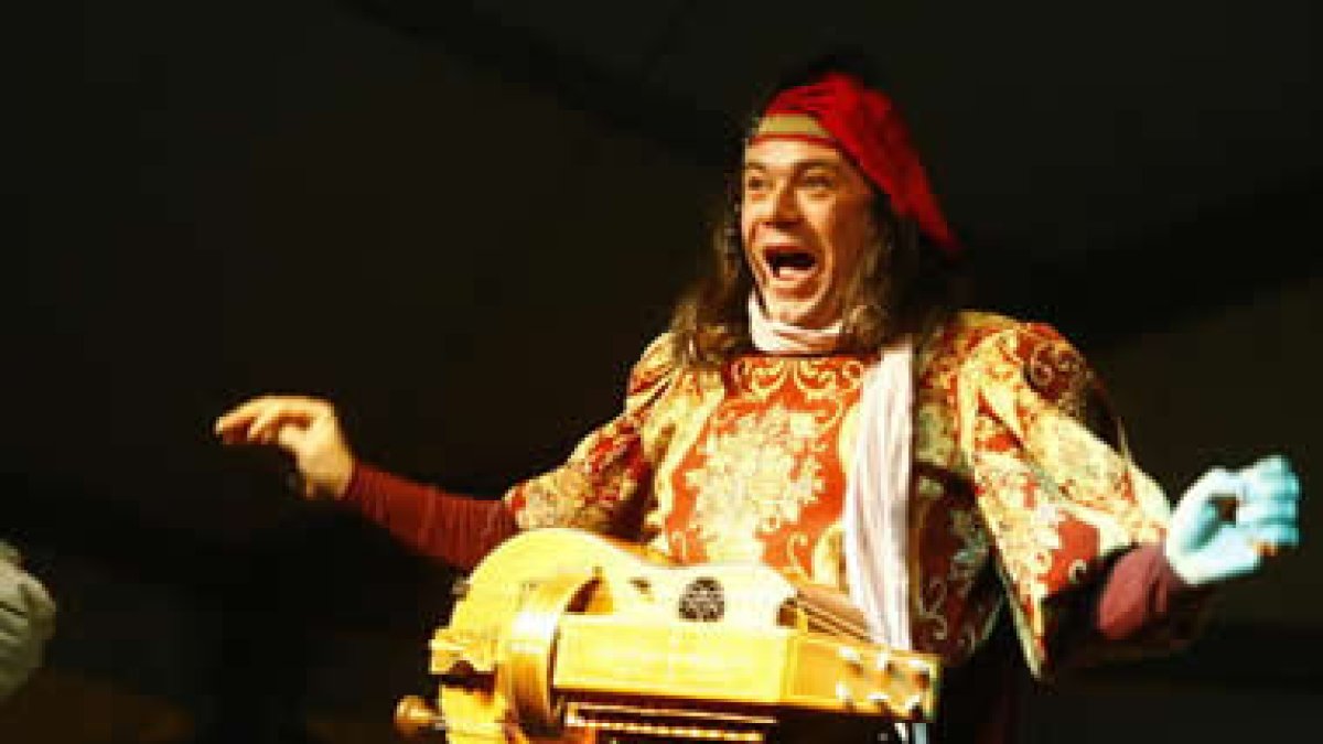 El trovador bañezano mezcló el pregón carnavalero con sus más conocidos trabalenguas y su música.