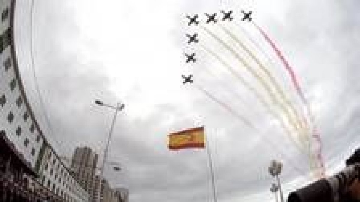 La patrulla Águila dibuja en el cielo la bandera de España ayer durante la exhibición aérea