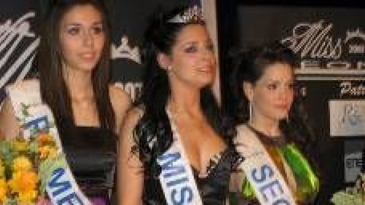 Laura Hervella, en el medio, posa con sus damas en la gala de elección de Miss León, en Bembibre
