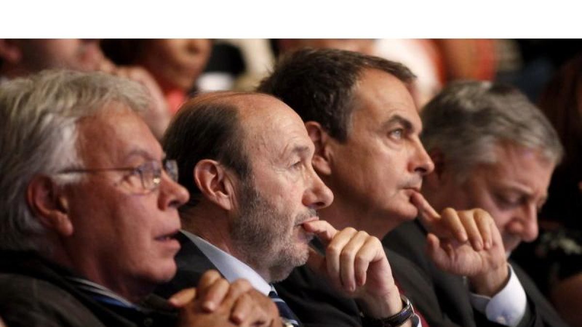 El presidente del Gobierno, Jose Luis Rodriguez Zapatero, junto a Felipe Gonzalez y Alfredo Perez Rubalcaba durante la Conferencia Politica 2011 del PSOE.