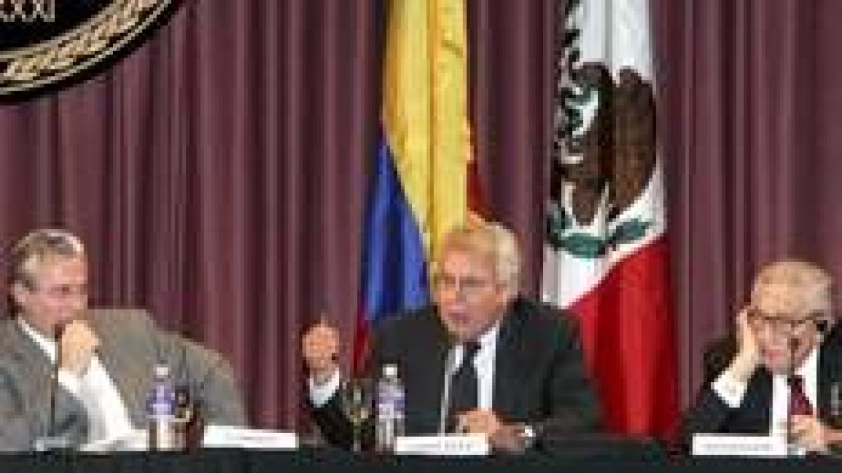Garzón y Kissiger escuchan la intervención del ex presidente Felipe González