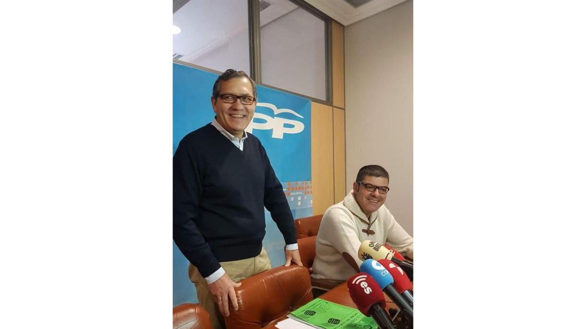 Adolfo Canedo, ayer junto al concejal del PP José Manuel Cela. DL