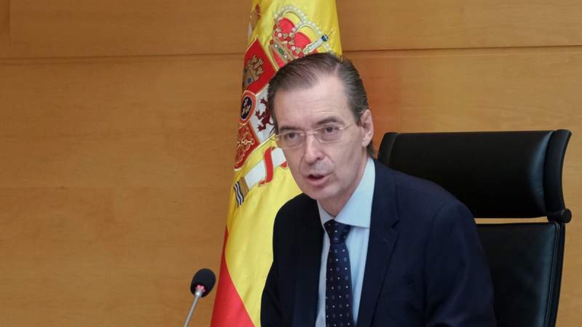 Germán Barrios, durante su comparecencia de ayer en las Cortes para explicar las medidas de su consejería. DL