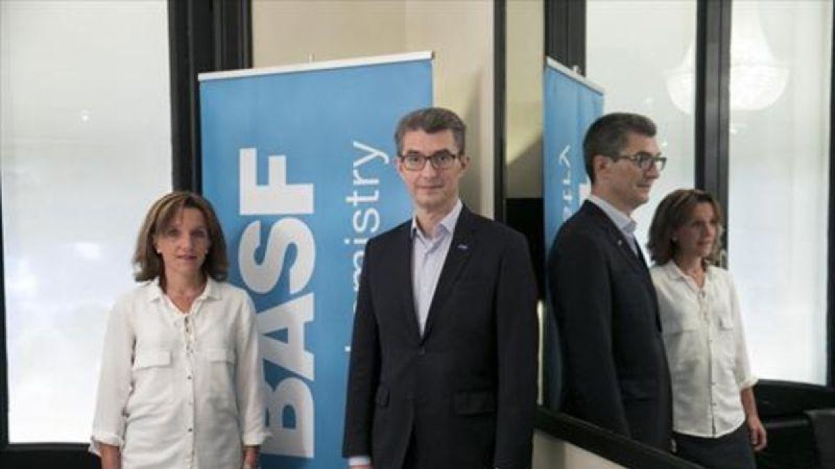 Carles Navarro, director general de Basf Española, y Anne Berg, directora de producción de Basf.