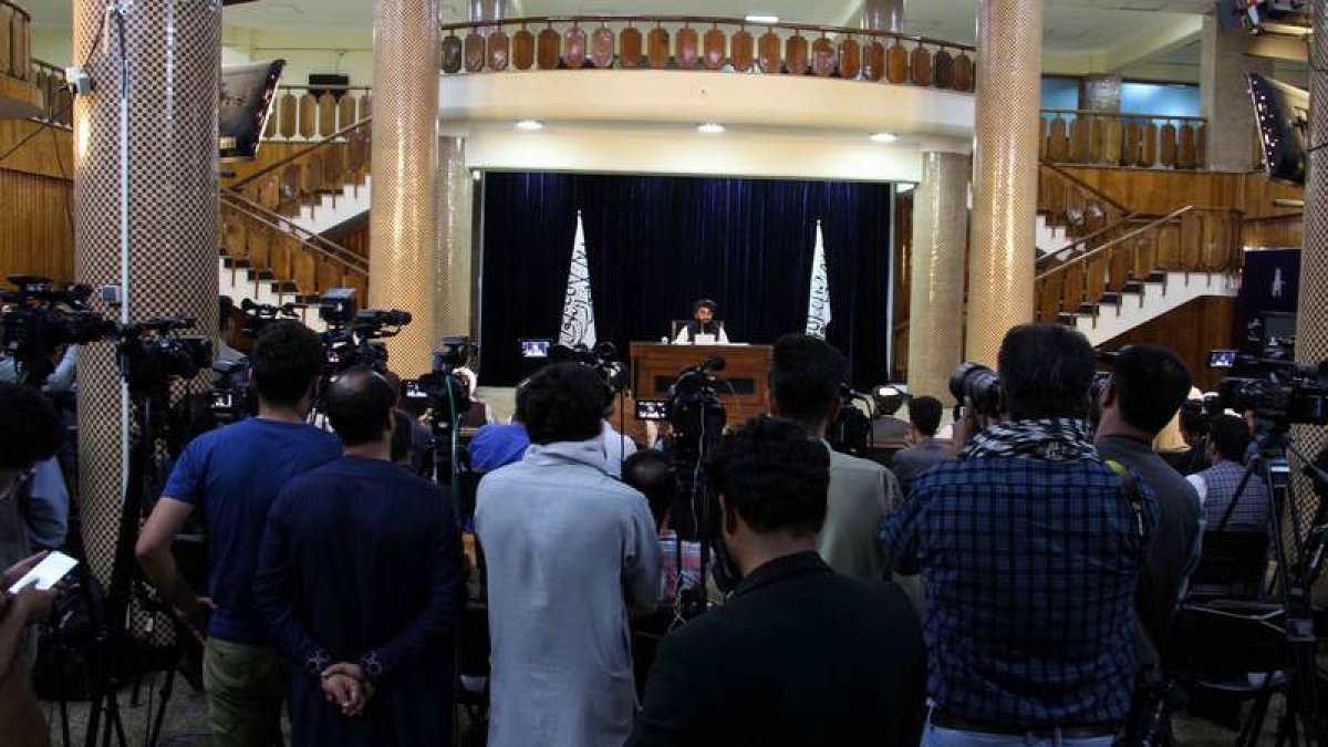 El portavoz talibán anuncia el gobierno interino. STRINGER