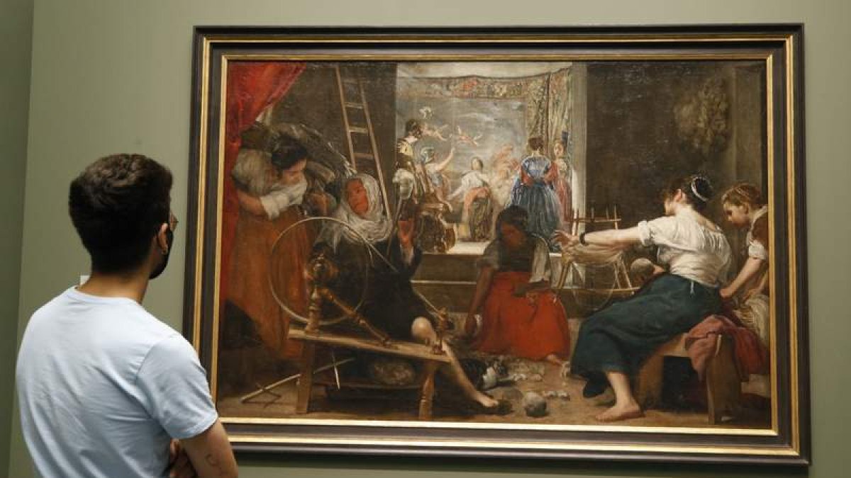 Un visitante observa ‘Las hilanderas’, de Velázquez, a su tamaño original. JAVIER LIZÓN