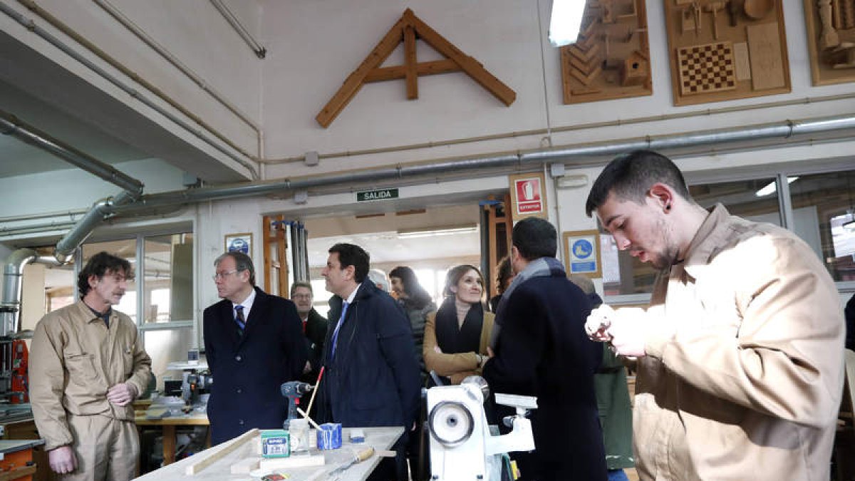 Silván y Fernández Carriedo, ayer durante su visita a los talleres del Ildefe en Abelló. JESÚS