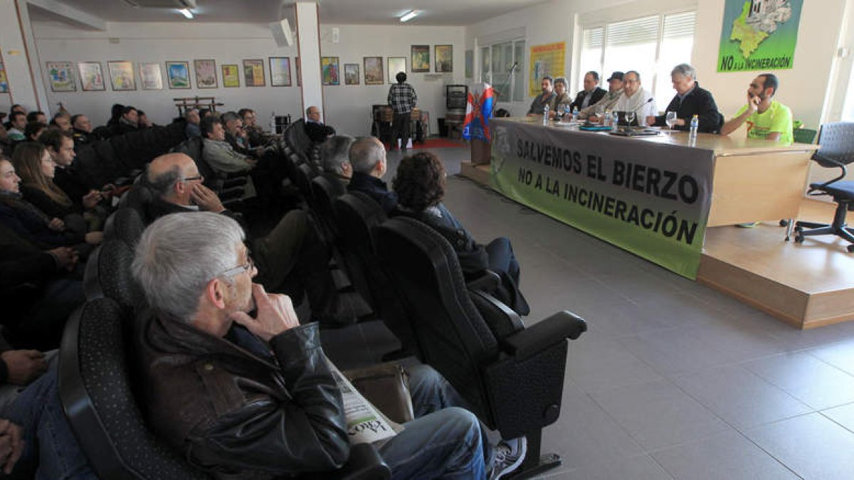 Más de 200 personas asistieron a la asamblea. En la mesa, Basurco, Gómez Franco, Monteserín y el presidente de la DO, entre otros.