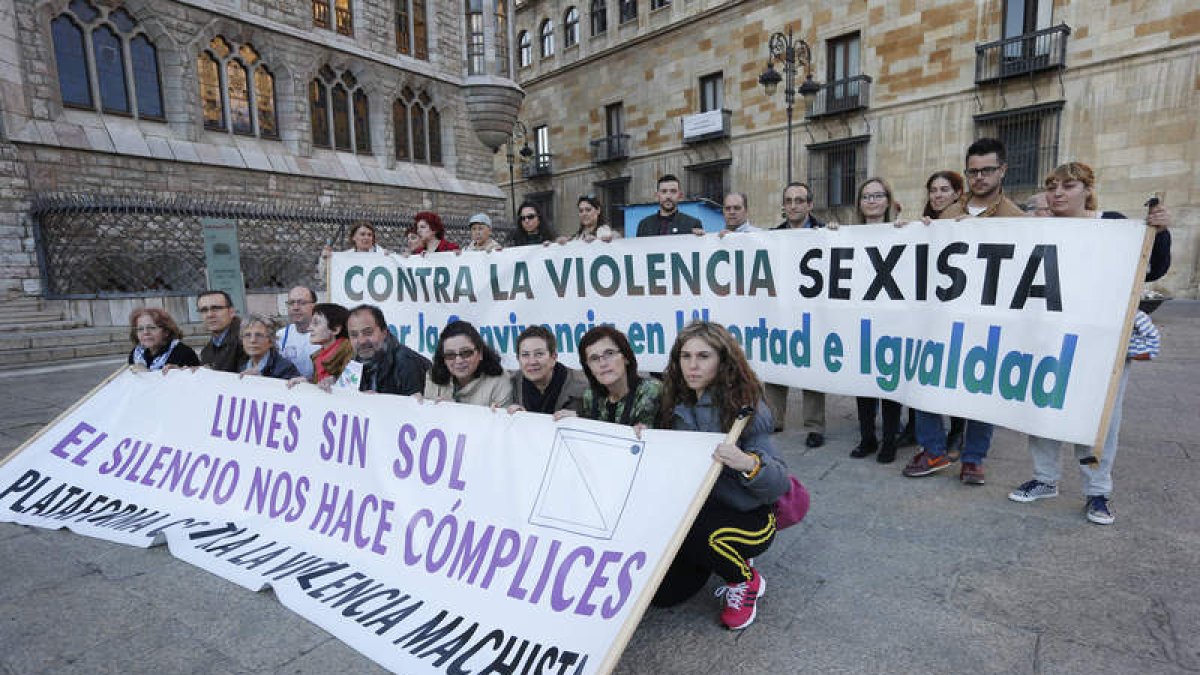 Las once organizaciones fundadoras del movimiento contra la violencia machista posan para Diario de León.