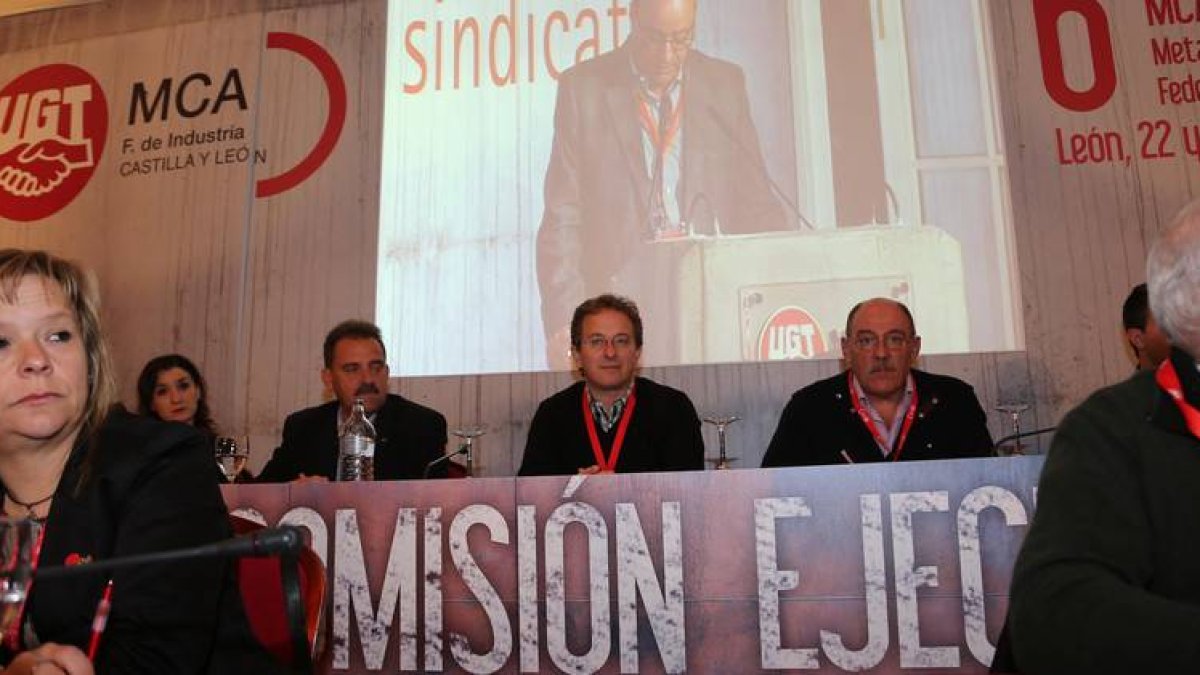 Carlos Hojas (en el centro) durante el congreso celebrado en León