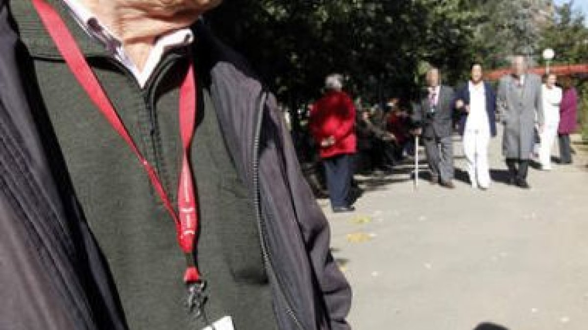 Un paciente lleva tarjeta de radiofrecuencia durante su paseo por el parque