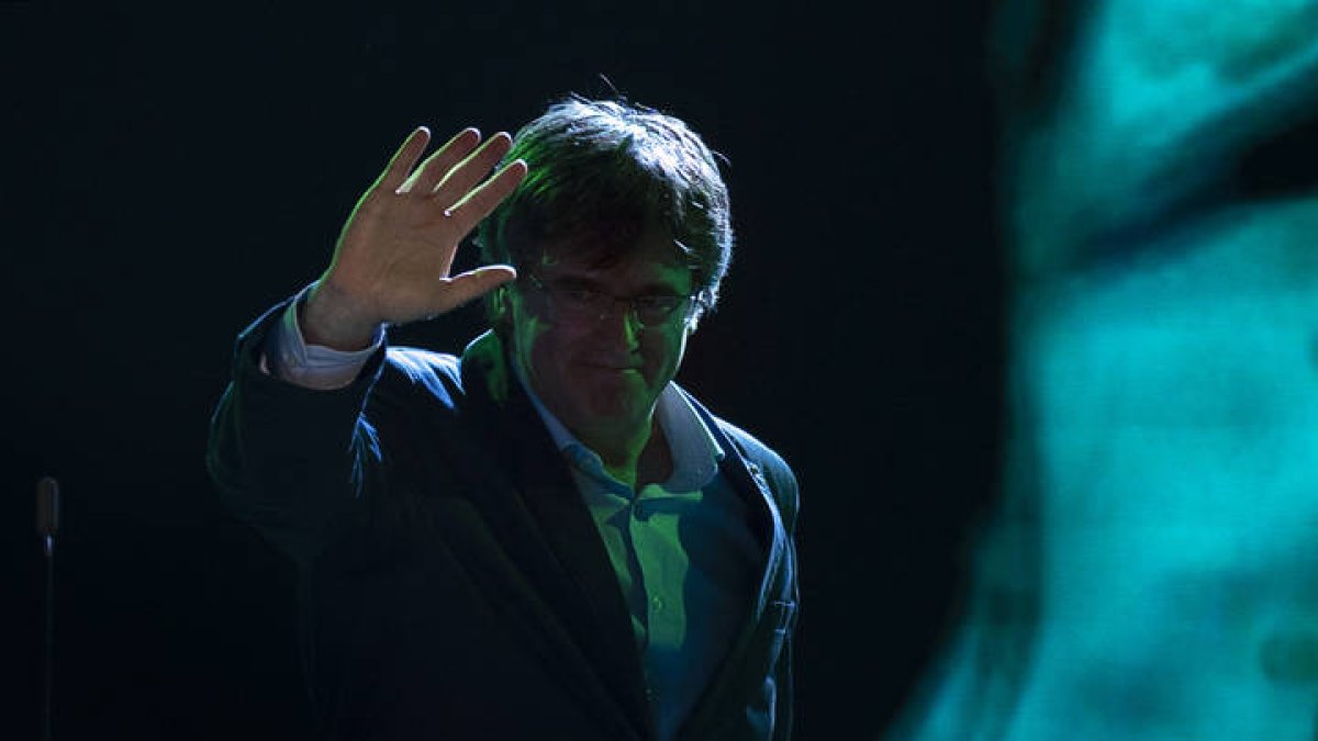 Carles Puigdemont saluda mientras durante un acto en Argelers, en el sur de Francia. EFE / DAVID BORRAT