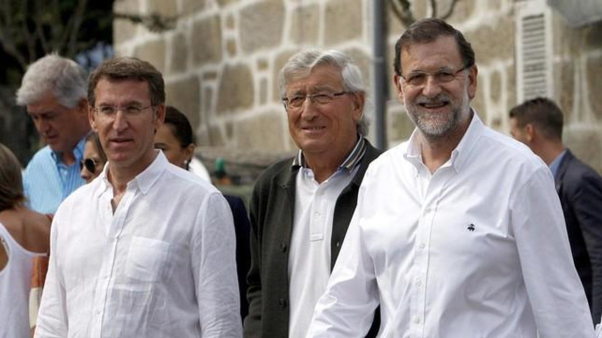 El presidente del Gobierno, Mariano Rajoy, y el de la Xunta de Galicia, Alberto Núñez Feijóo, este martes, 11 de agosto, en Mondariz, en Pontevedra.