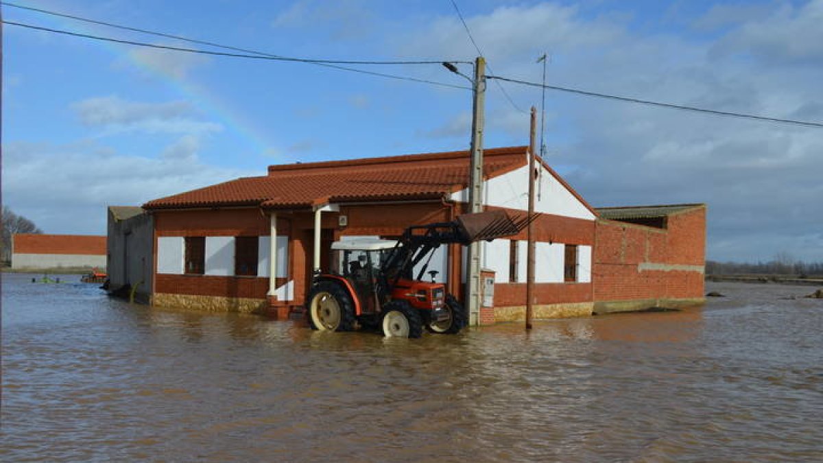 Las consecuencias de 'Elsa' en las calles de Cimanes de la Vega. ARMANDO MEDINA