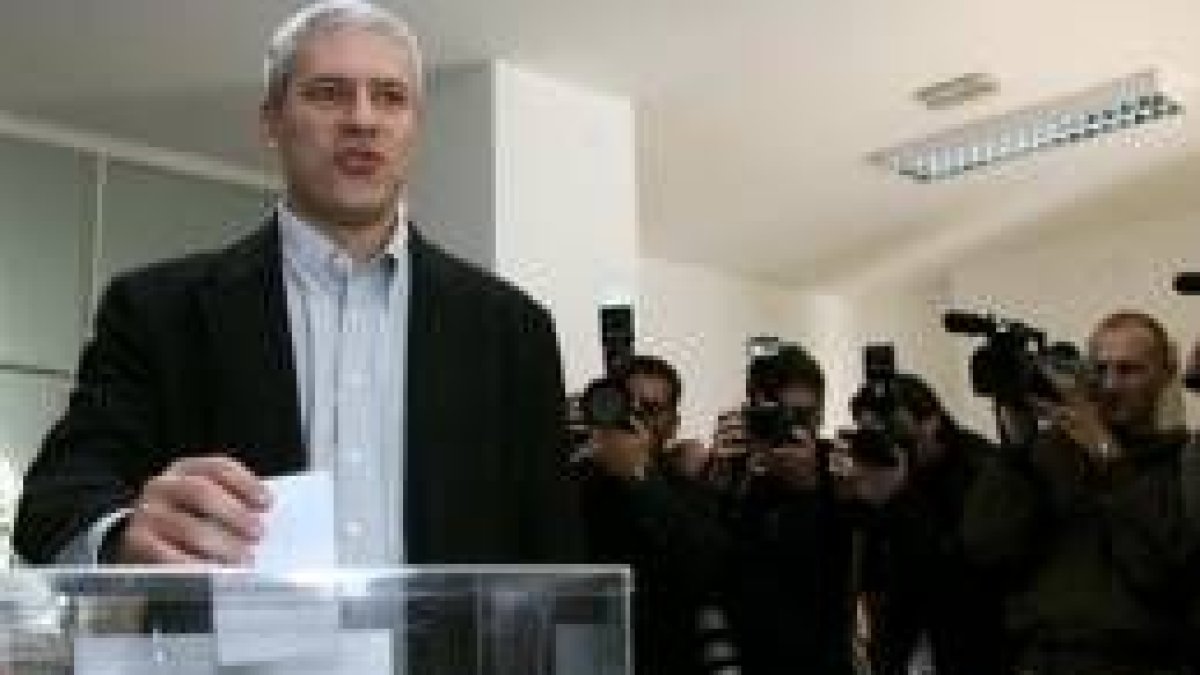 Imagen del presidente serbio, Boris Tadic, en el momento de la votación