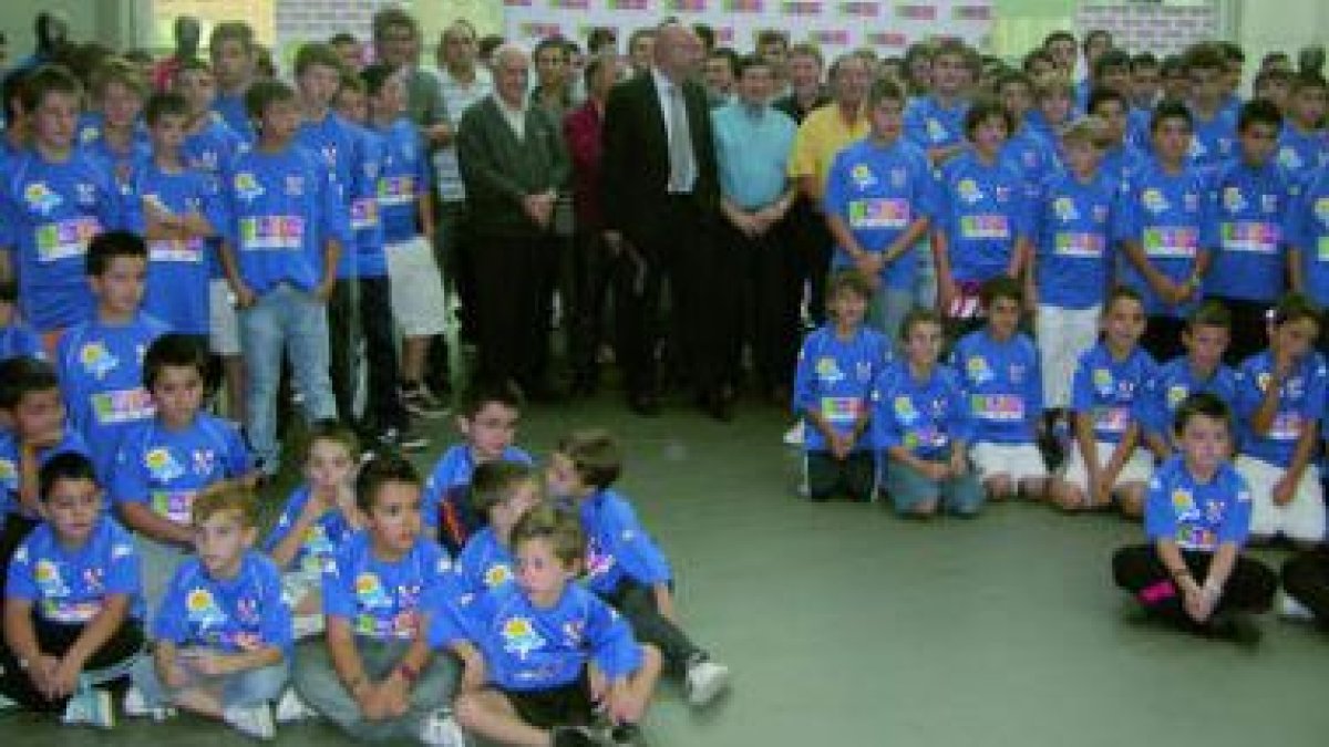Los niños del Huracán junto a su dirigente De la Riva y el presidente del fútbol leonés Tino.