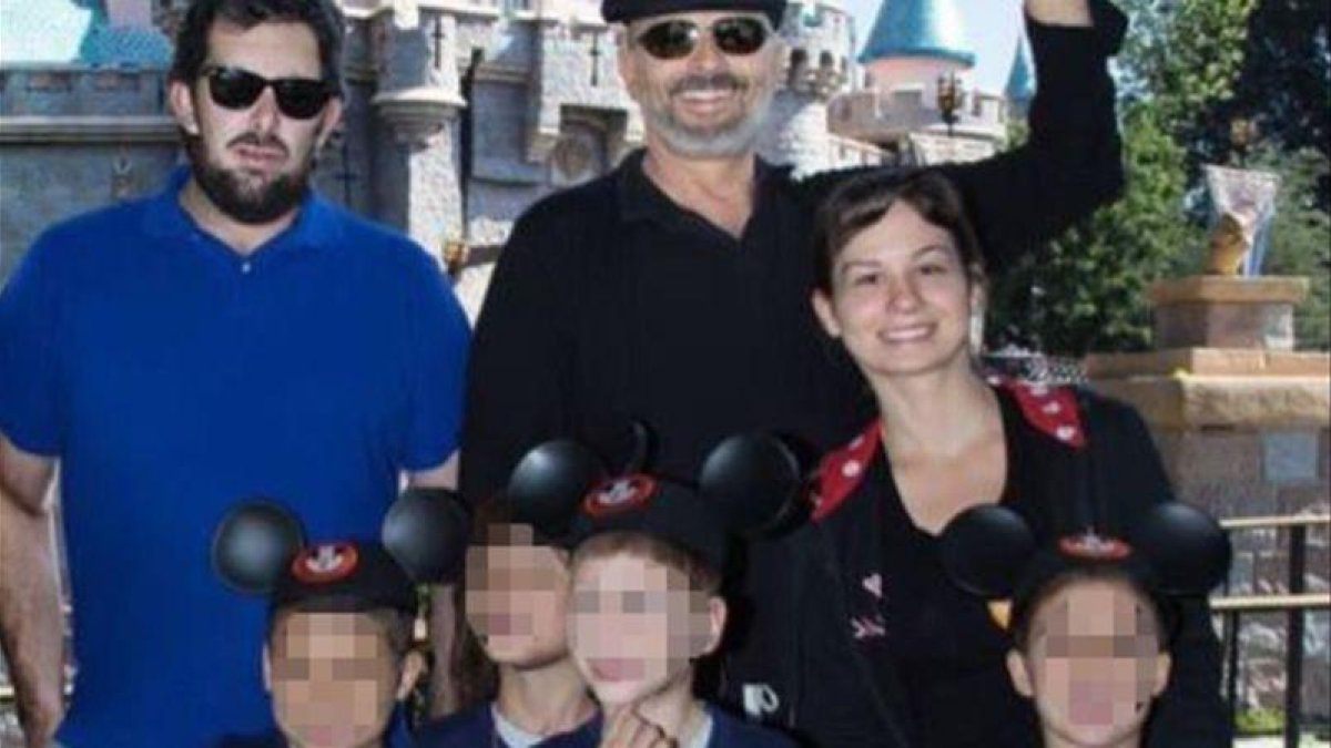 Miguel Bose y sus cuatro hijos, en el parque Disney de Los Ángeles.