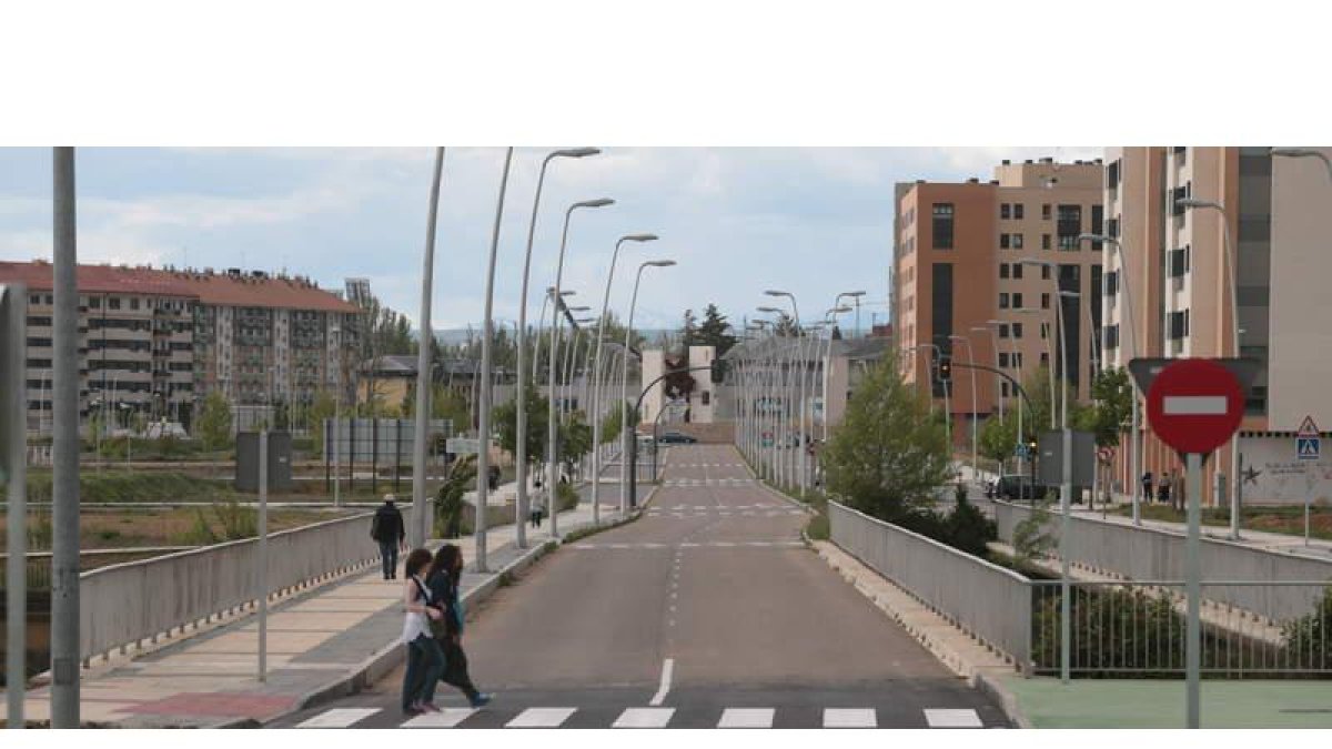 Entrada al barrio de La Lastra desde el puente que salva el río Torío; la zona sólo suma algo más de un millar de viviendas de las 4.650 previstas en el desarrollo global diseñado. RAMIRO
