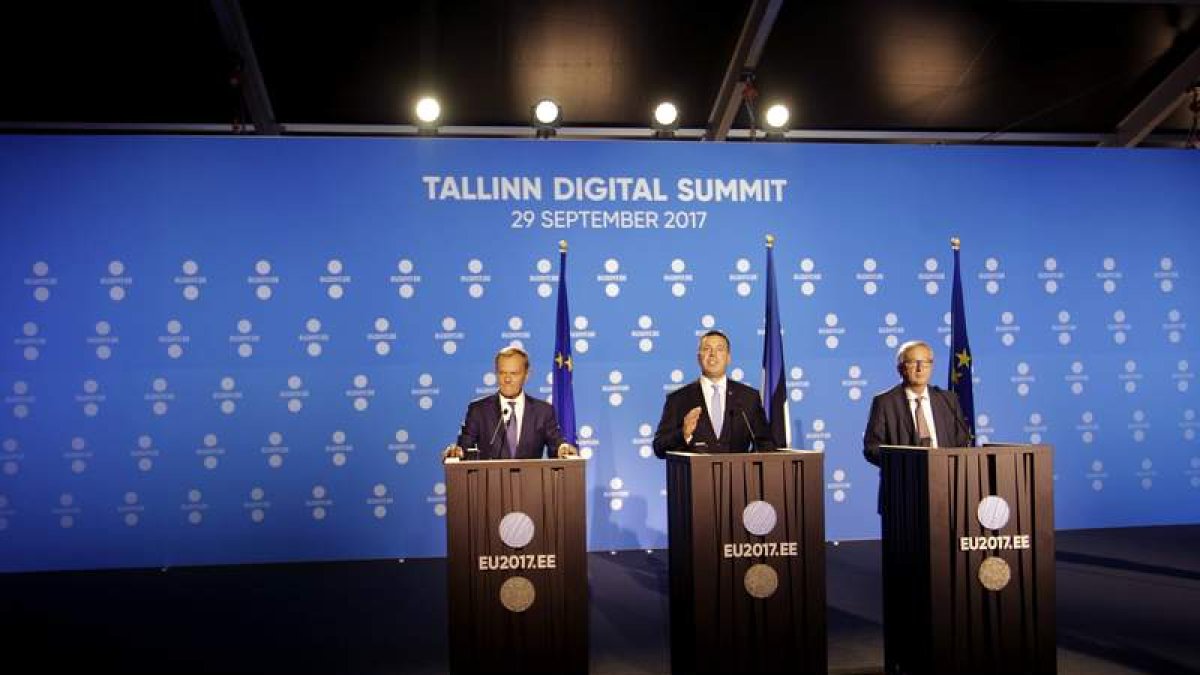 El presidente del Consejo, Tusk, el primer ministro estonio, Ratas, y el presidente de la CE, Juncker. V. K.