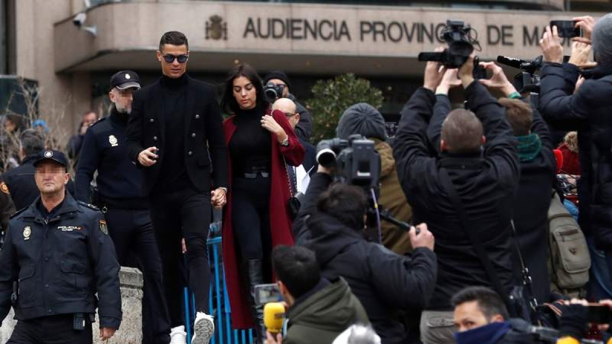 Cristiano Ronaldo, junto a su pareja, a la salida de la Audiencia Provincial de Madrid. JAVIER LIZÓN