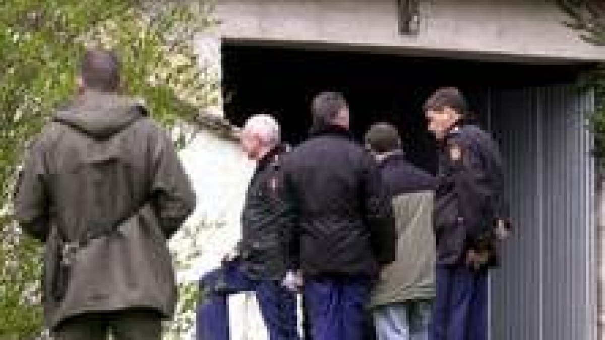 La policía francesa registra la casa en la que fue detenido López de la Calle en Bagnéres