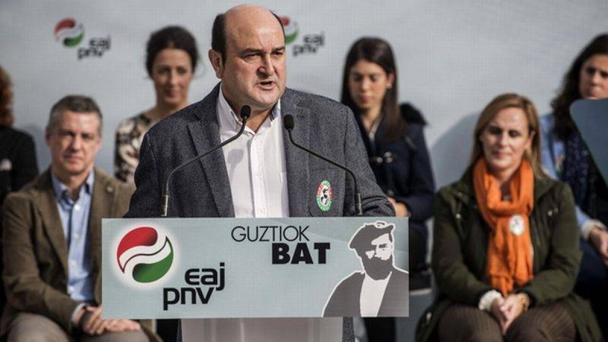 El presidente del PNV, Andoni Ortuzar, ha asegurado hoy que las condiciones para cambiar el modelo de Estado son "propicias" en España porque no hay "ruido de sables, ni de goma 2".