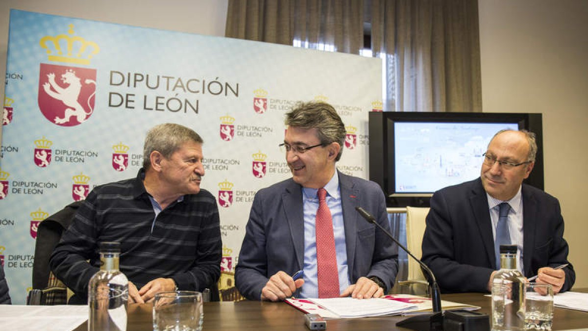 Gutiérrez Perrino, Juan Martínez Majo y Genaro Martínez, ayer en la Diputación. F. OTERO PERANDONES