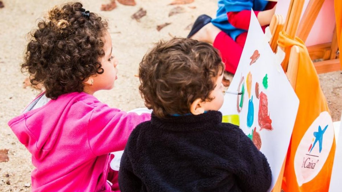 Niños en una actividad escolar.