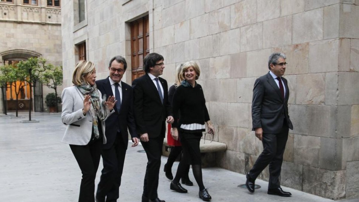 El 'president' Carles Puigdemont y los cuatro inhabilitados por el 9-N, Artur Mas, Joana Ortega, Irene Rigau y Francesc Homs, en el Palau de la Generalitat.