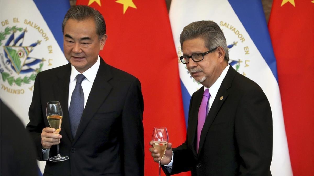 El ministro de Asuntos Exteriores de China, Wang Yi (izquierda), y el de El Salvador, Carlos Castaneda, brindan por el establecimiento de relaciones diplomáticas en Pekín