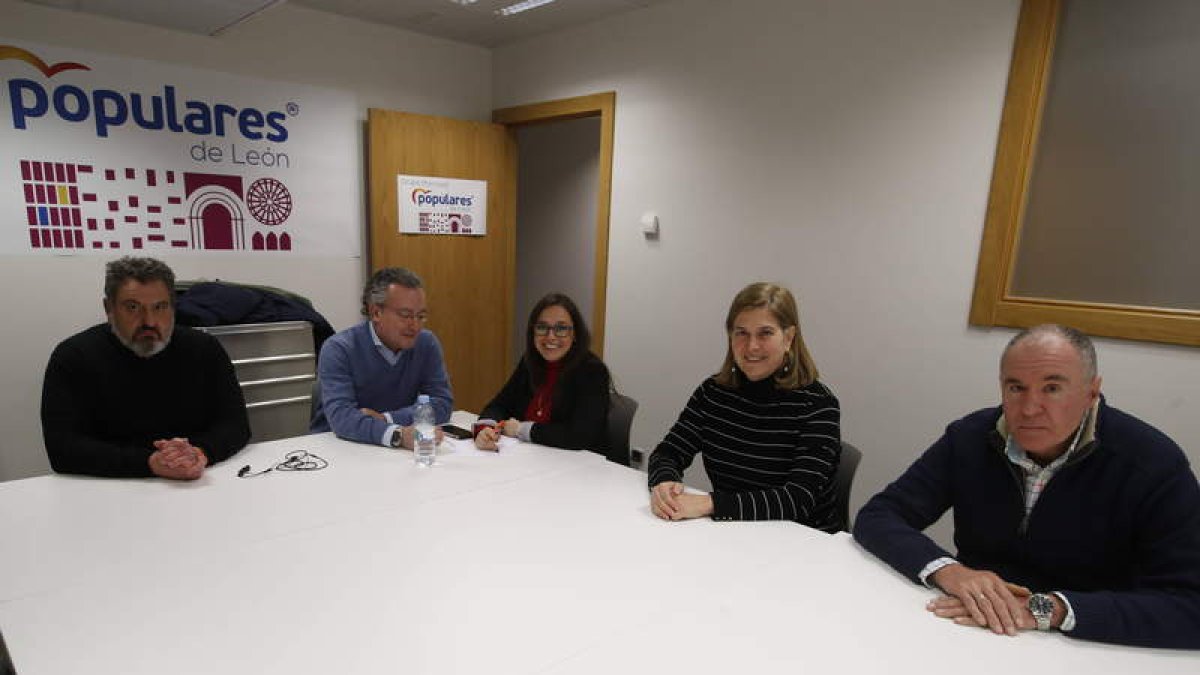 Encuentro que mantuvieron ayer las formaciones del PP, Cs y UPL en el Ayuntamiento de León. RAMIRO