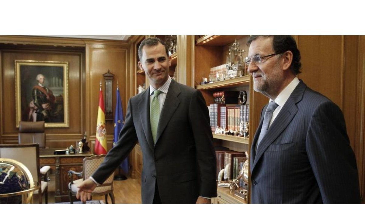 Felipe VI recibe en el Palacio de la Zarzuela al presidente del Gobierno, Mariano Rajoy, en el primer despacho que mantiene el nuevo Rey con el jefe del Ejecutivo