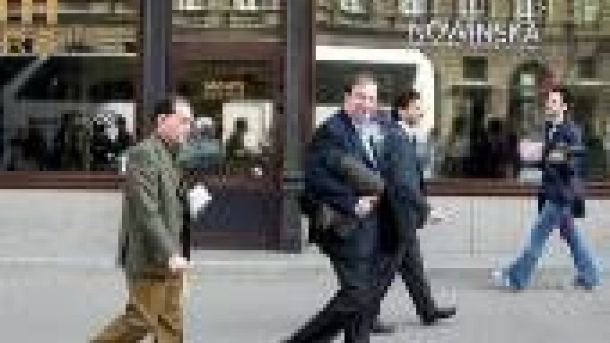 El presidente de la Junta, Juan Vicente Herrera en el momento de abandonar el hotel de Varsovia