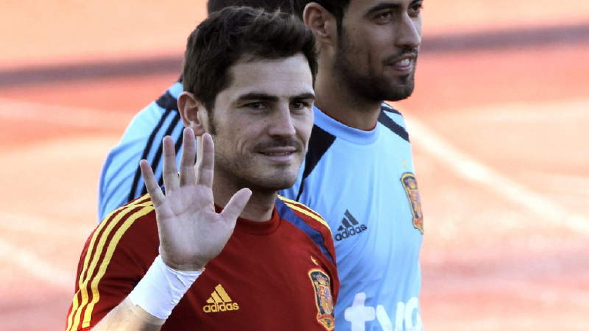 Casillas, ayer con la selección, será uno de los finalistas del Príncipe de Asturias junto a Xavi.