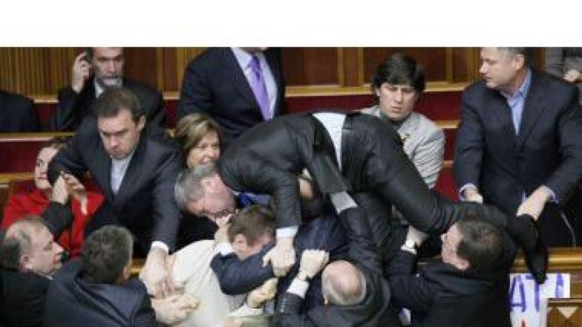 Pelea entre los parlamentarios de Ucrania.