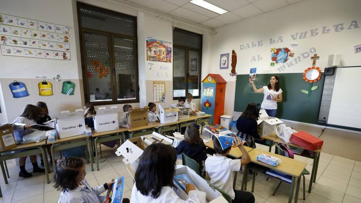 Alumnos del colegio La Asunción, en Mariano Andrés, pasan sus primeras horas en el aula. MARCIANO PÉREZ
