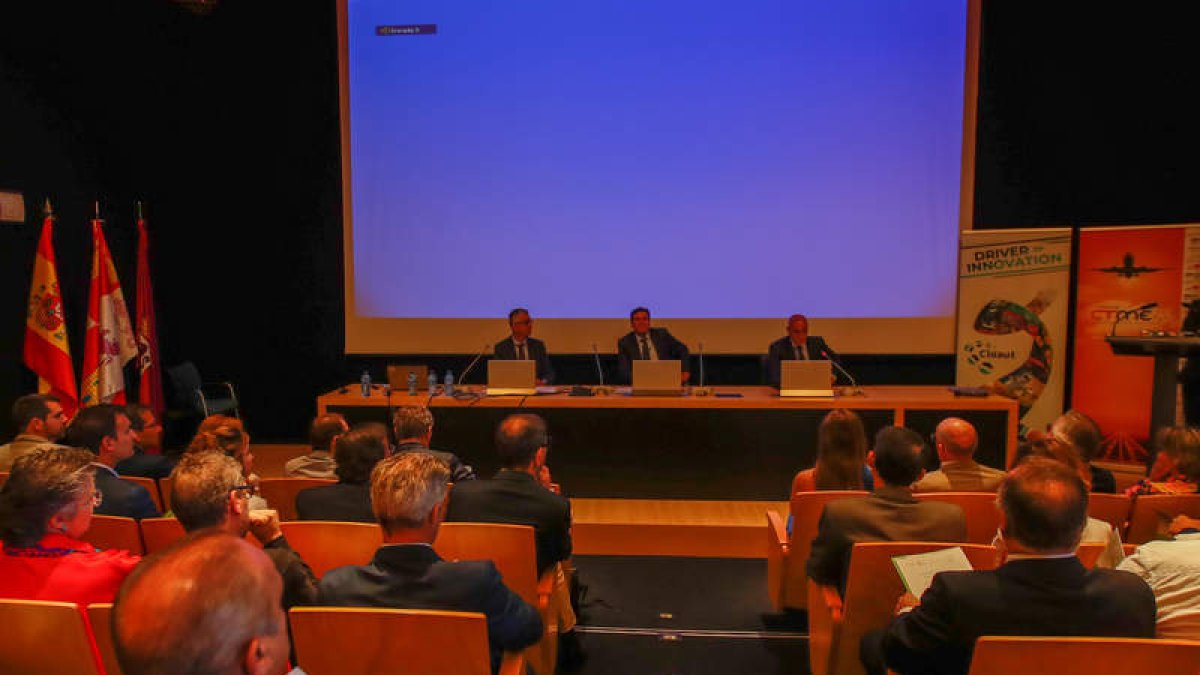 Joaquín Barreiro, Carlos Fernández Carriedo y José Antonio Diez inauguraron la jornada. MIGUEL F.B.